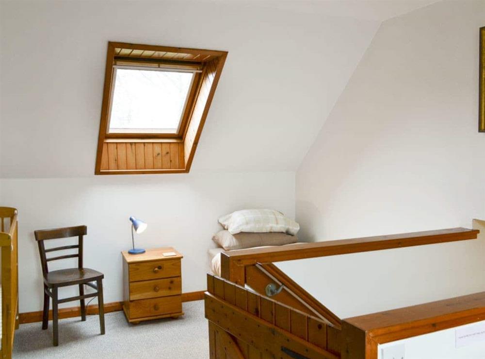 Light and airy twin bedroom with additional cot at Blairhosh Cottage in Balloch, Loch Lomond, Dumbartonshire
