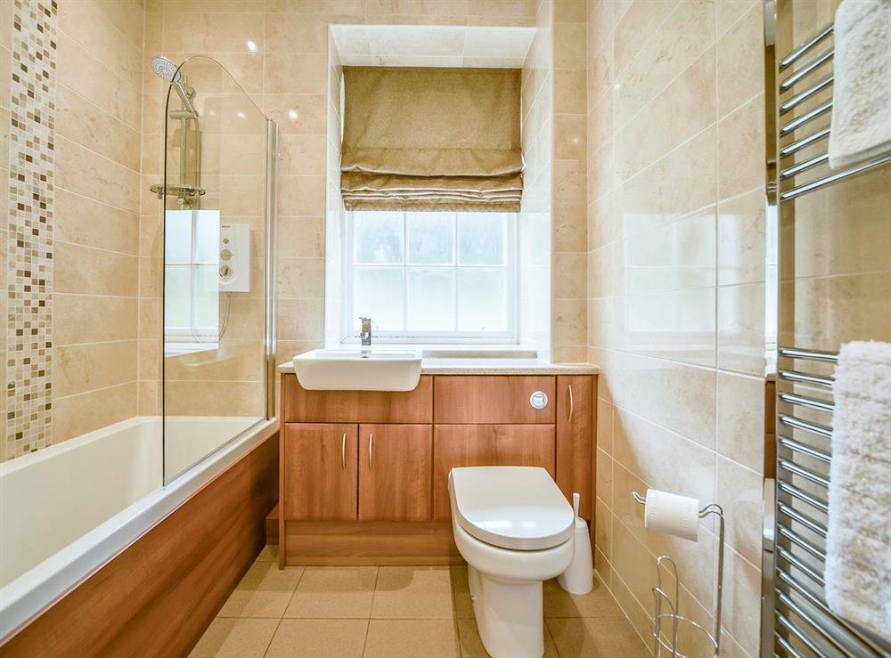 Modern bathroom with shower over the bath at McKenzie Cottage, 