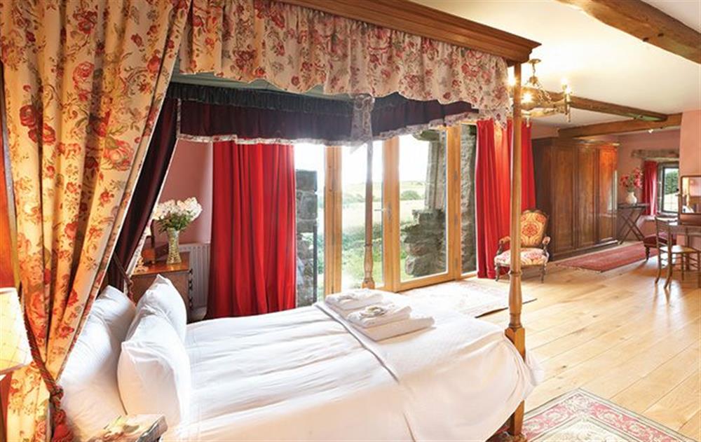 Cromwell’s Folly occupies the first floor of the South Tower and has its own bathroom with a cast iron roll top bath and separate shower. It also benefits from a private juliette balcony overlooking the fells