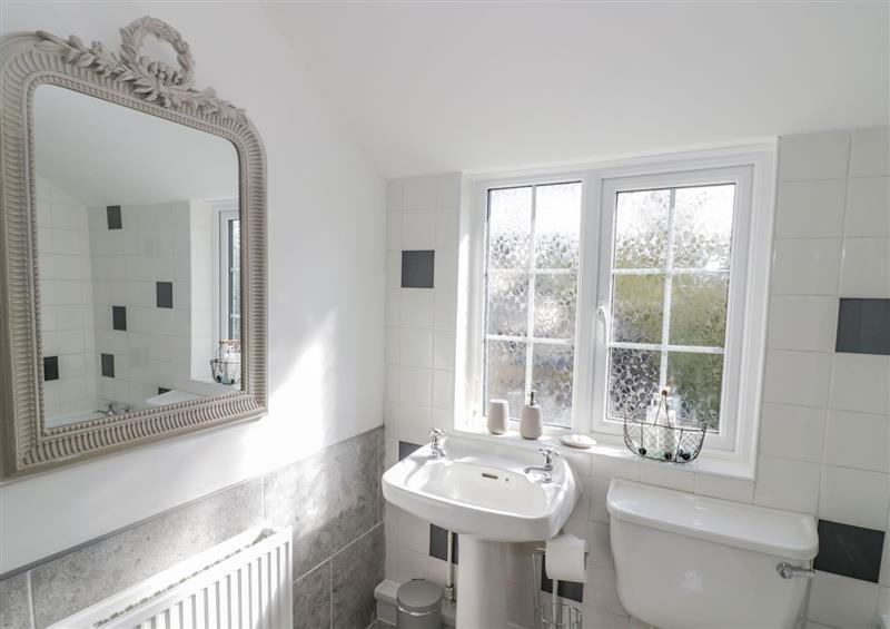 The bathroom at Blossom Cottage, Broadway