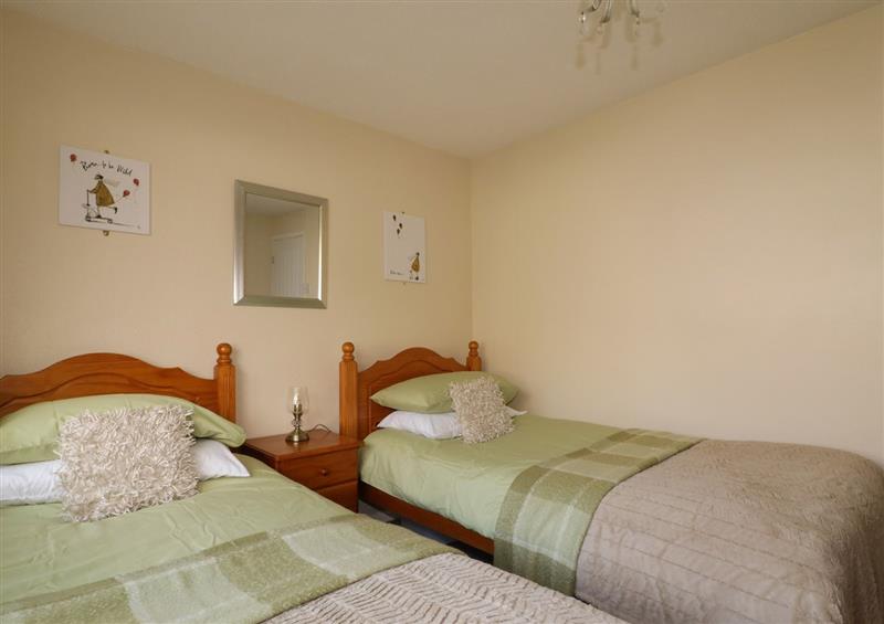 This is a bedroom at Blue Sky Cottage, Rosecraddoc Lodge near Liskeard