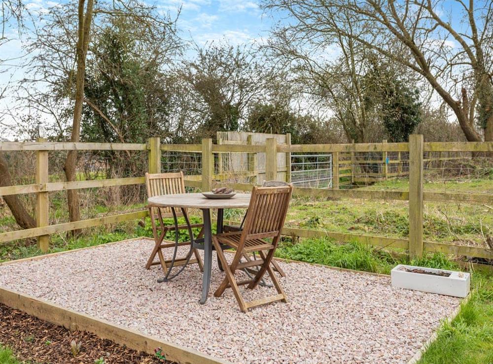 Sitting-out-area at Bluebell Annexe in Sandy, Cambridgeshire