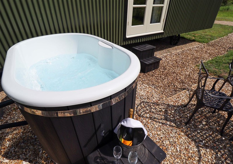 The hot tub at Bluebell, Ashby-cum-Fenby near Waltham