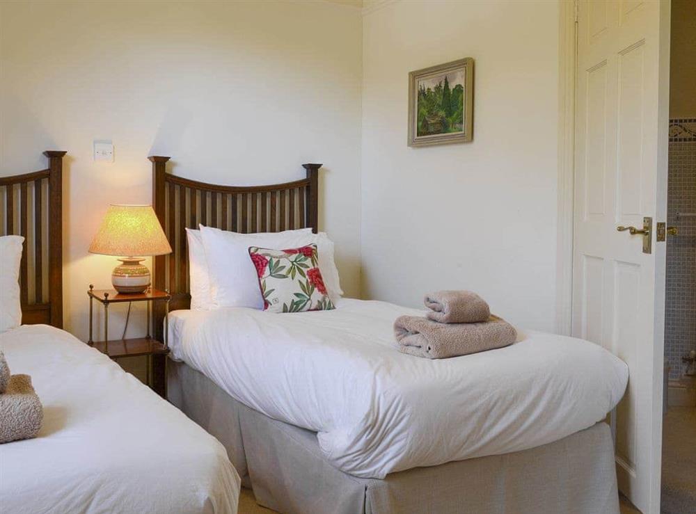 Good-sized en-suite twin bedroom at Bluebell Cottage in Grasmere, near Ambleside, Cumbria