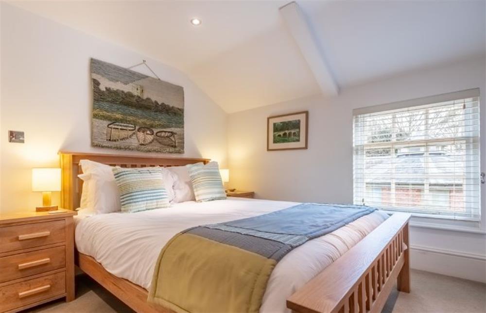 Master bedroom with king-size bed at Bluebell Cottage, Little Walsingham