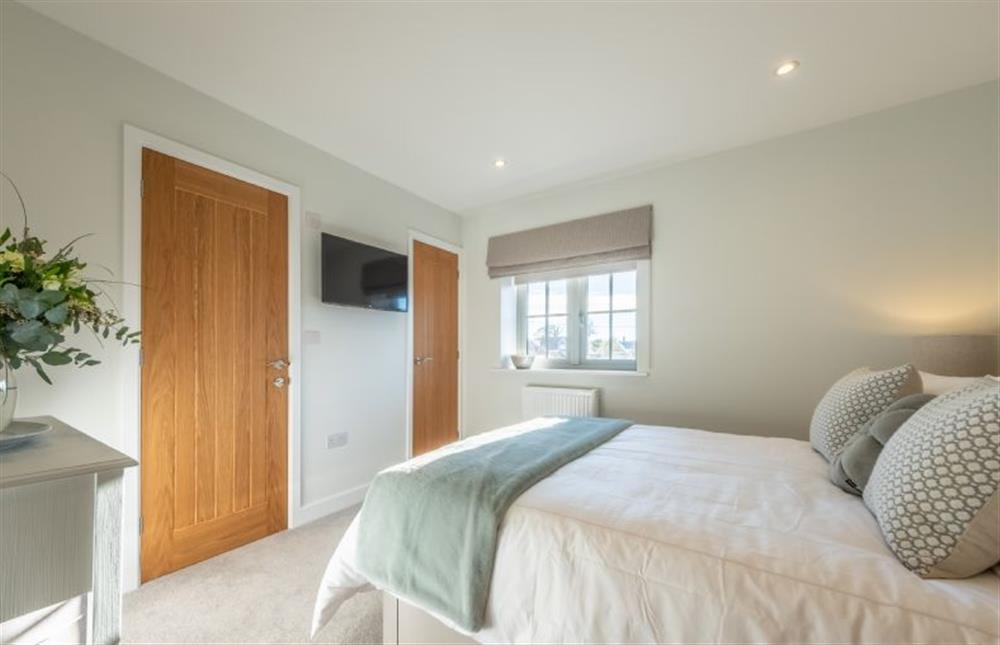 First floor: Bedroom two with king-size bed (photo 4) at Bluebell Cottage, Thornham near Hunstanton