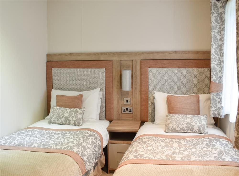 Twin bedroom at Bluebell Lodge in South Cerney, near Cirencester, Gloucestershire