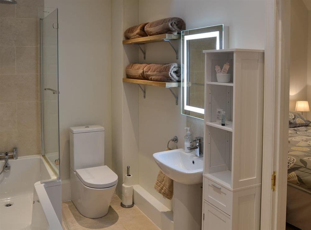 En-suite bathroom at Blyth Green Stable in Wacton, near Long Stratton, Norfolk