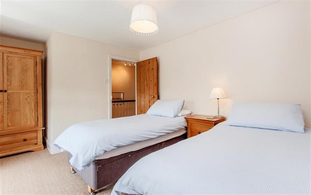 The spacious twin bedroom. at Boathouse Cottage in Frogmore