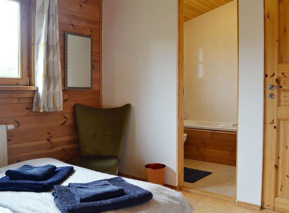 Double bedroom with en-suite bathroom at Edw Lodge, 