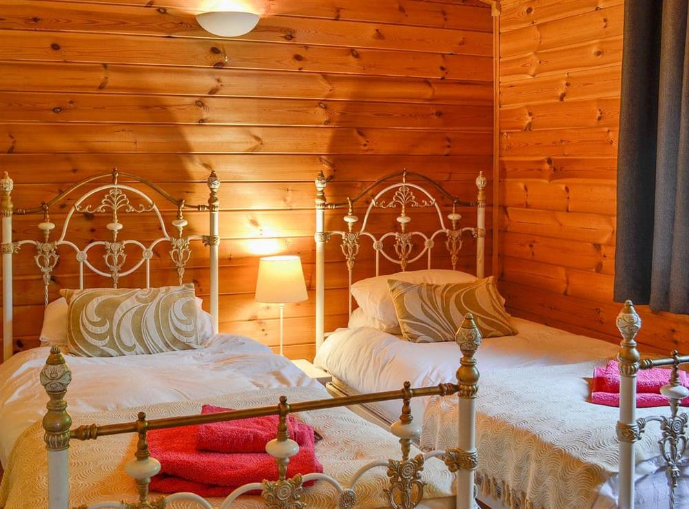 Twin bedroom with antique style  beds at Edw Lodge, 