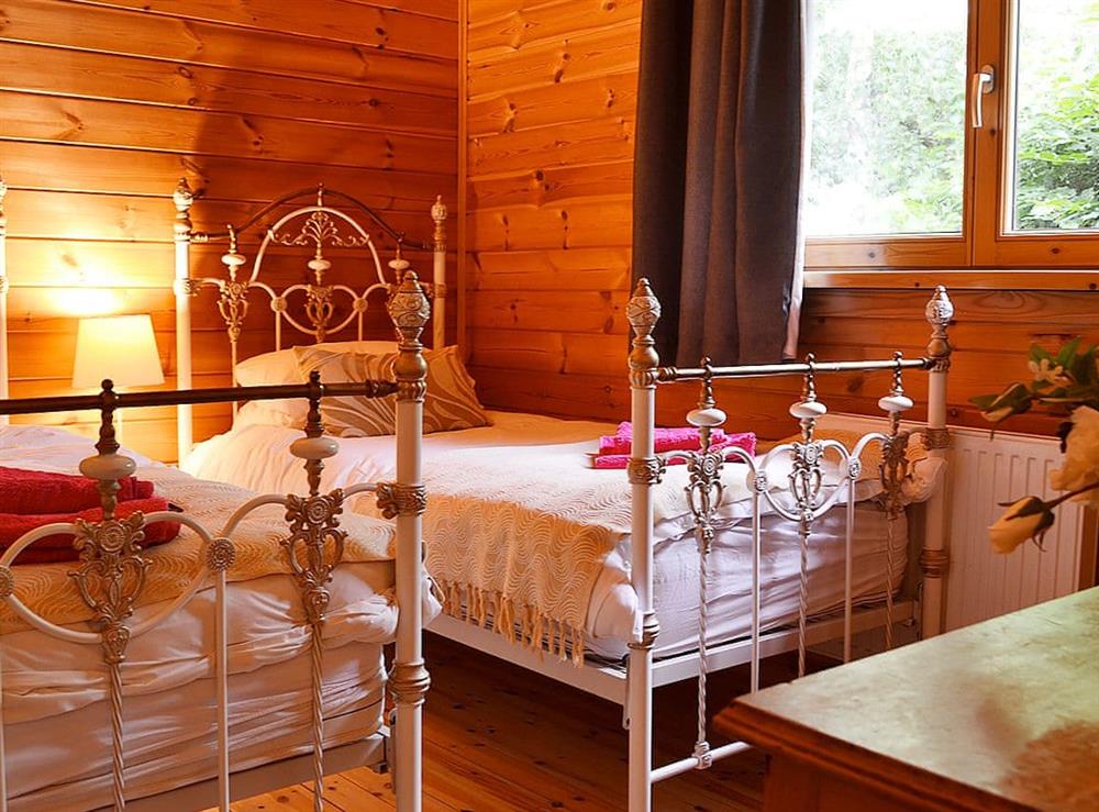 Well-appointed twin bedded room at Edw Lodge, 