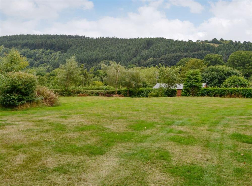 Spacious garden and grounds at Ferry Lodge, 