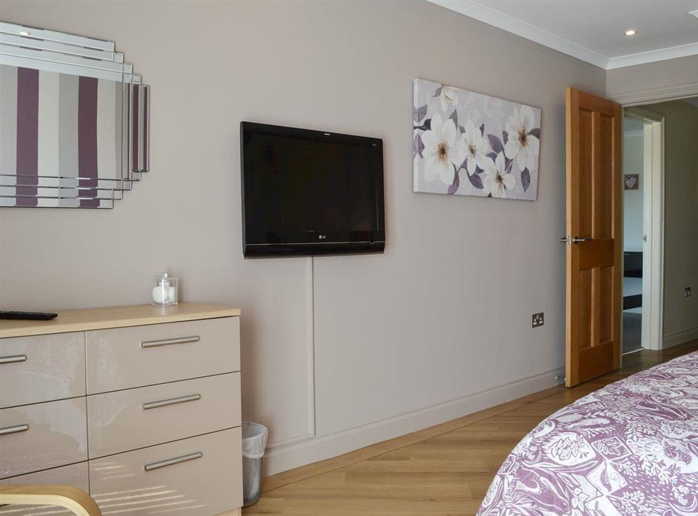 Kingsize bedroom with freeview TV & en-suite (photo 6) at Bodrydd,