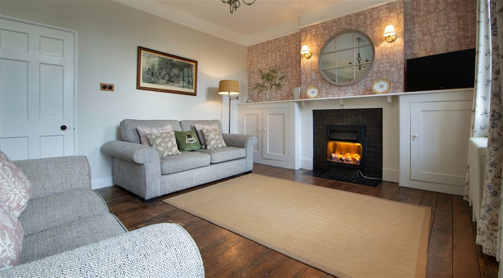 The open-plan kitchen, dining and sitting room (photo 2) at Bog Cottage in Banbury, Oxfordshire