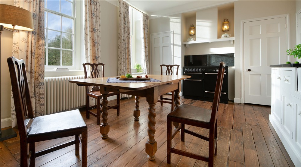 The open-plan kitchen, dining and sitting room (photo 4) at Bog Cottage in Banbury, Oxfordshire