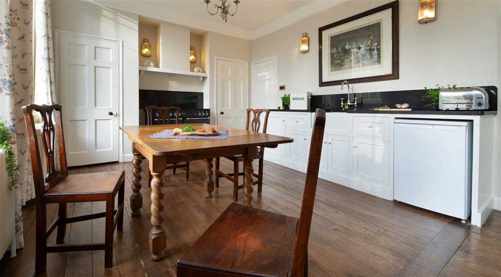 The open-plan kitchen, dining and sitting room (photo 5) at Bog Cottage in Banbury, Oxfordshire