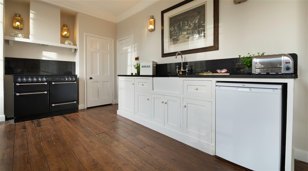 The open-plan kitchen, dining and sitting room (photo 6) at Bog Cottage in Banbury, Oxfordshire
