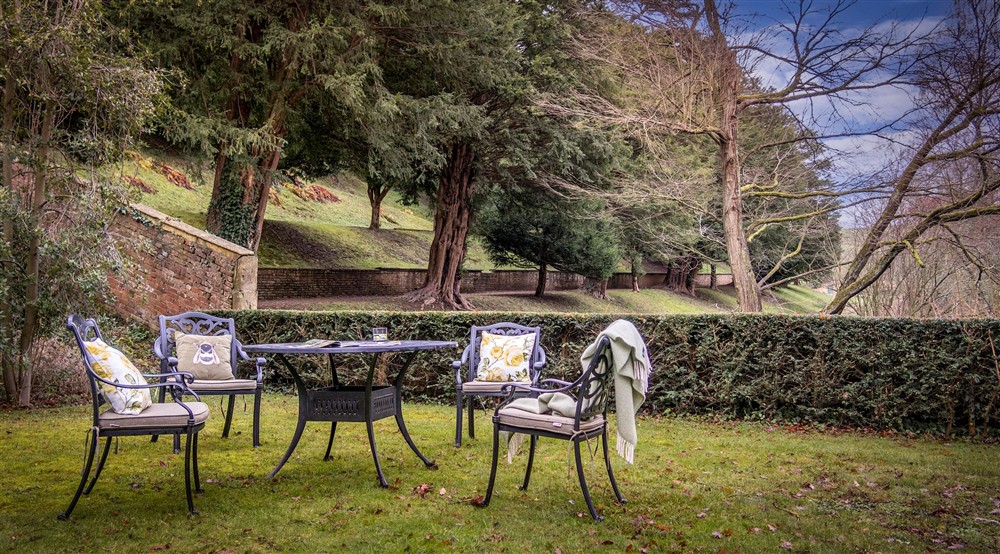 The outdoor seating area (photo 2) at Bog Cottage in Banbury, Oxfordshire