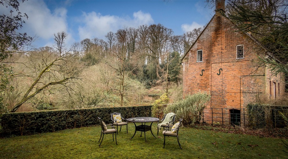 The outdoor seating area at Bog Cottage in Banbury, Oxfordshire