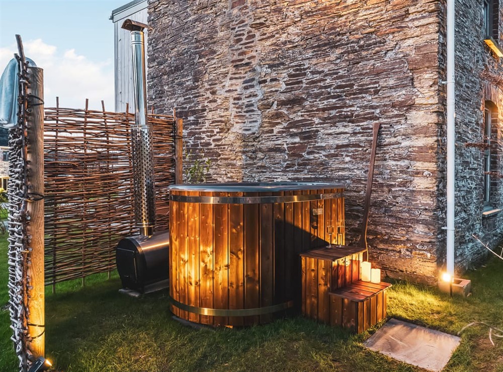 Hot tub at Bogee Cottage, 