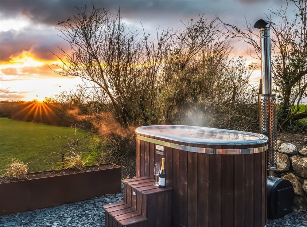 Hot tub at The Lookout, 