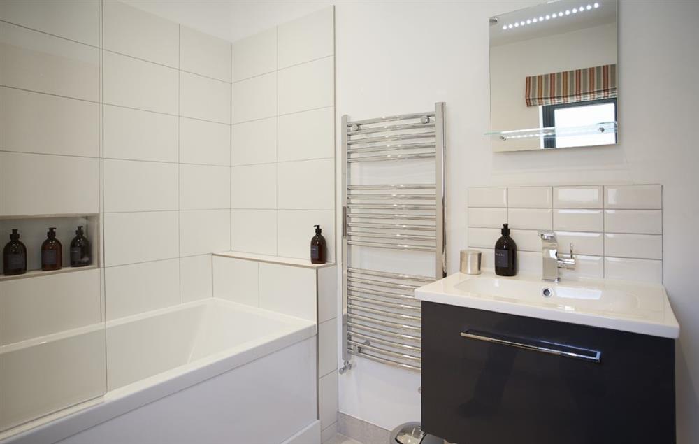 En-suite bathroom to bedroom four at Bokes Barn, Hawkhurst
