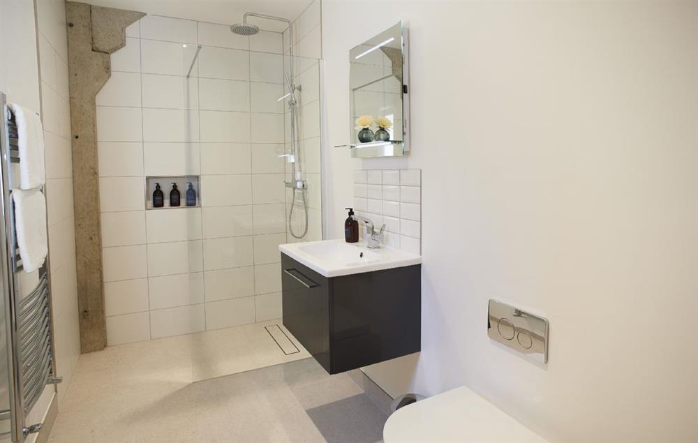 En-suite shower room to bedroom six at Bokes Barn, Hawkhurst