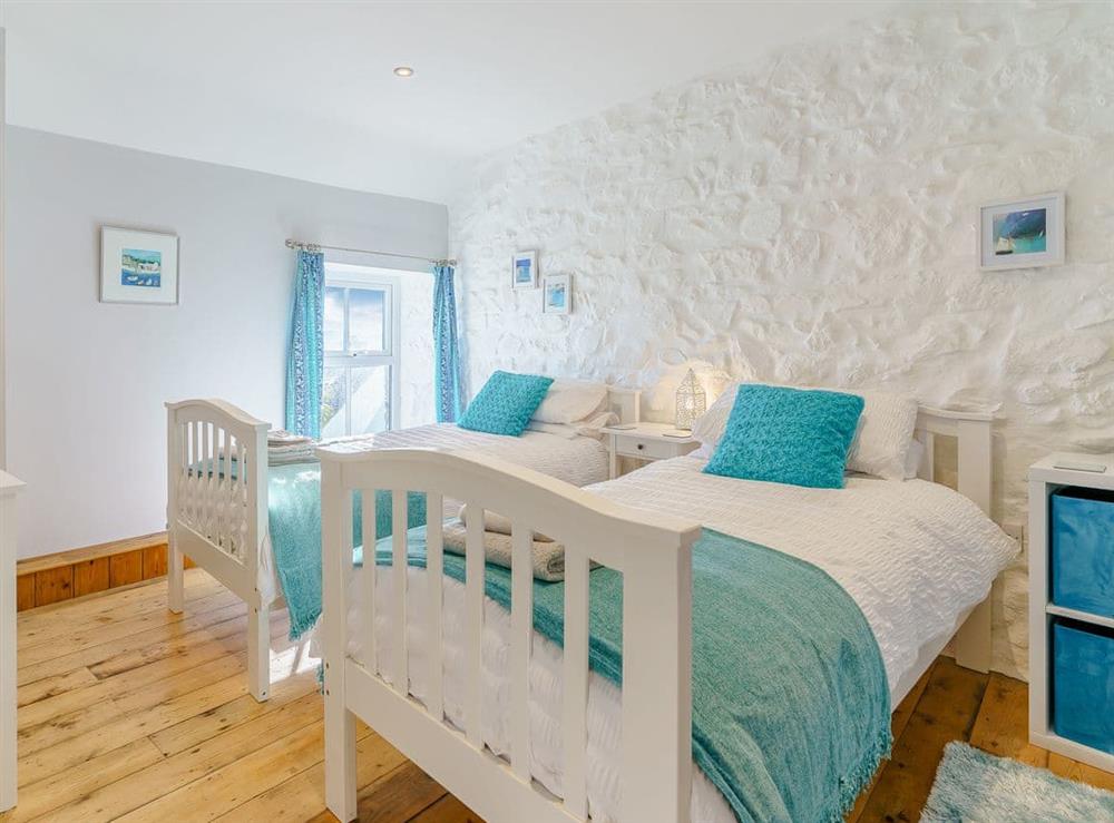 Twin bedroom at Bon Accorde in Goodwick, Dyfed