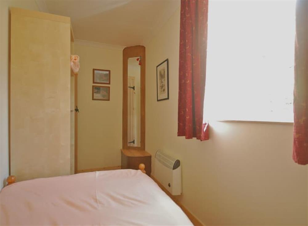 Cosy single bedroom at Hydrangea Cottage, 