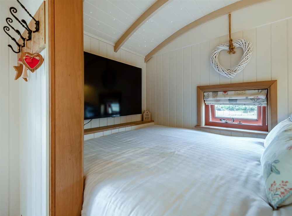 Double bedroom (photo 2) at Bonnies Shepherd Hut in Nottingham, Leicestershire