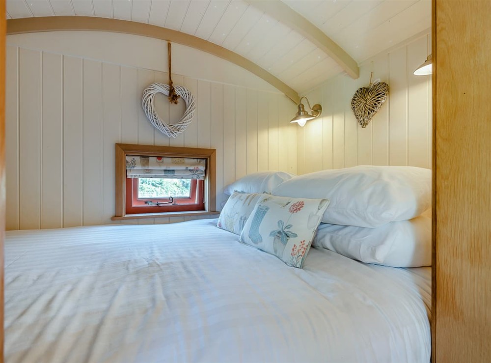 Double bedroom at Bonnies Shepherd Hut in Nottingham, Leicestershire