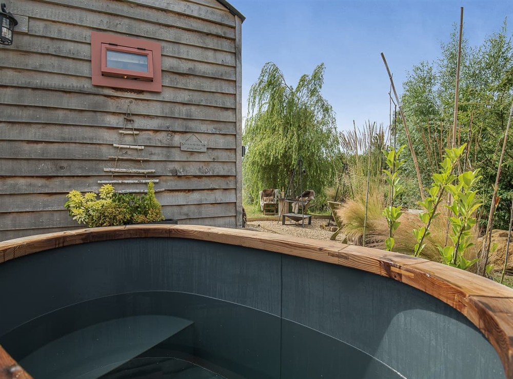 Hot tub at Bonnies Shepherd Hut in Nottingham, Leicestershire
