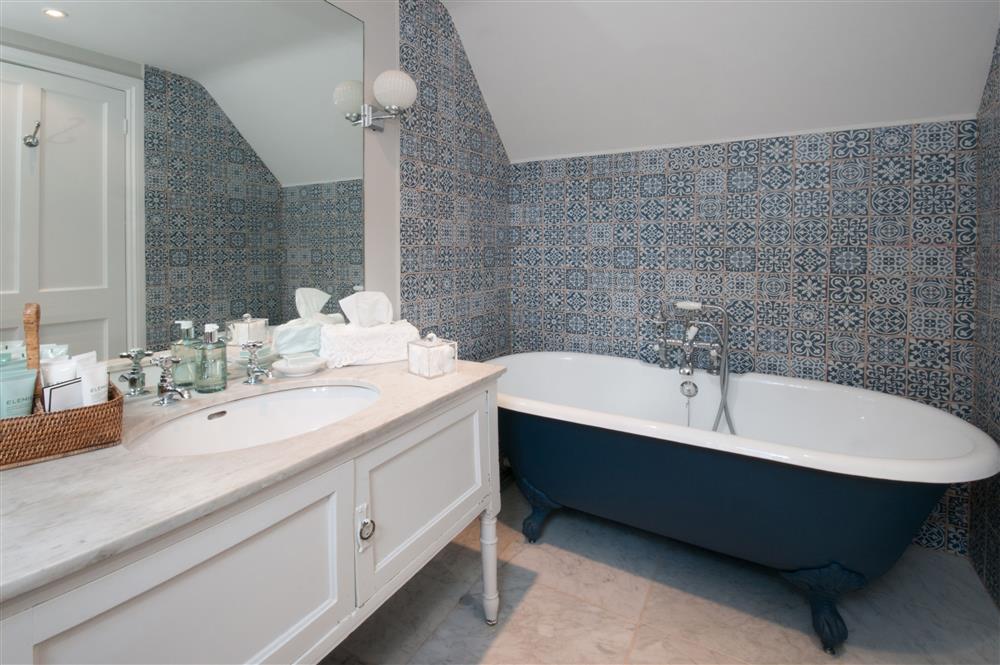 Family bathroom with a roll-top bath at Bookers Cottage, Bruern, near Chipping Norton