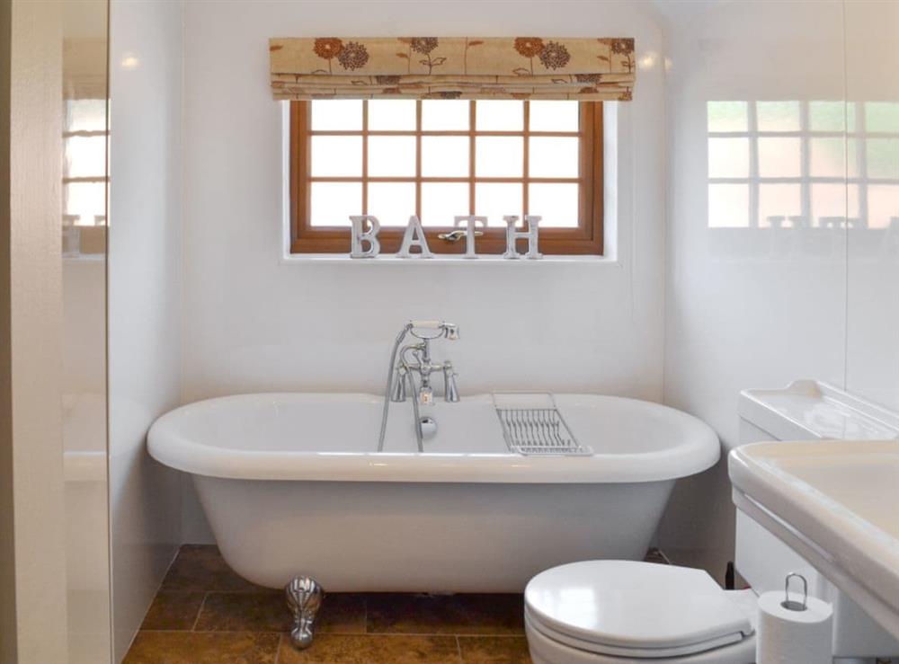 En-suite bathroom at Boothby Cottage in Welton le Marsh, near Spilsby, Lincolnshire