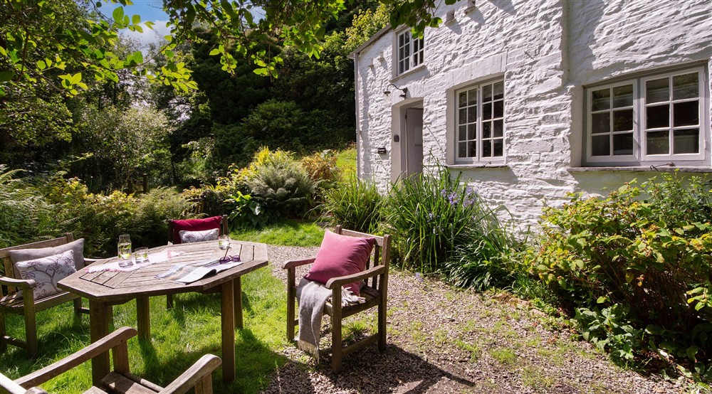 The outdoor dining table in the front garden (photo 2) at Boscastle Elm Cottage in Boscastle, Cornwall