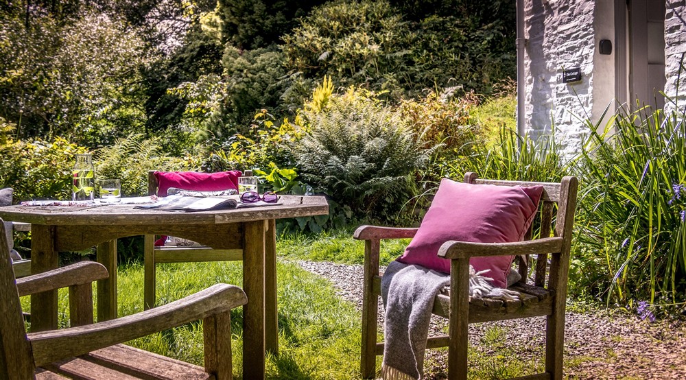 The outdoor dining table in the front garden at Boscastle Elm Cottage in Boscastle, Cornwall