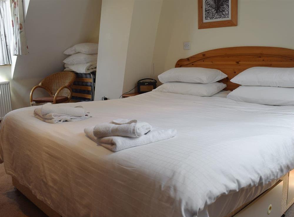 Double bedroom with en-suite at Bosuns Cottage in Whitby, North Yorkshire