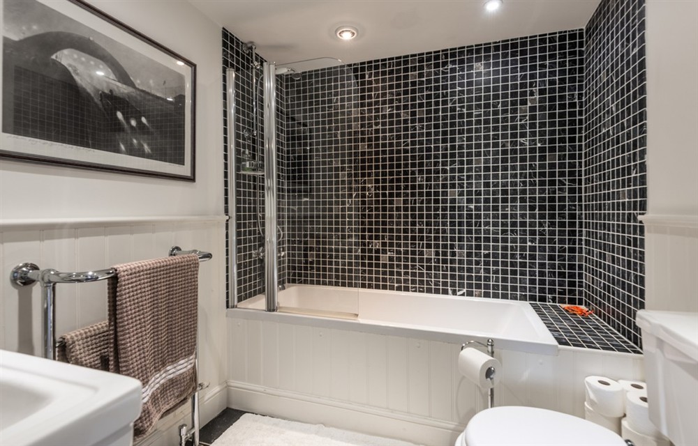 The bathroom at Bow Bridge House and Cottages in Tuckenhay