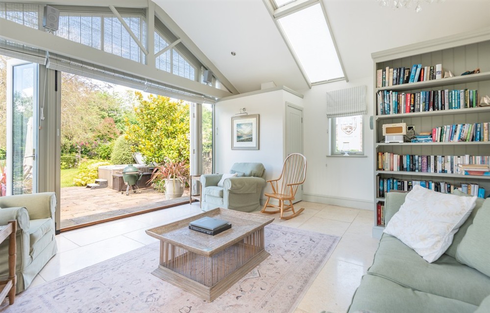 The living room at Bow Bridge House and Cottages in Tuckenhay
