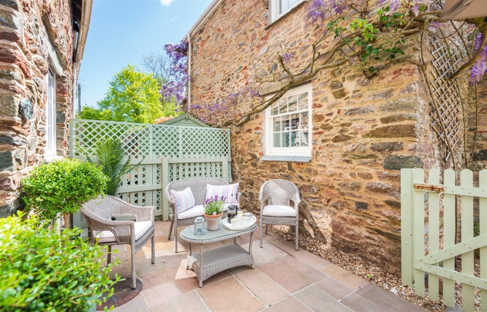 The patio in Bow Bridge House and Cottages at Bow Bridge House and Cottages in Tuckenhay