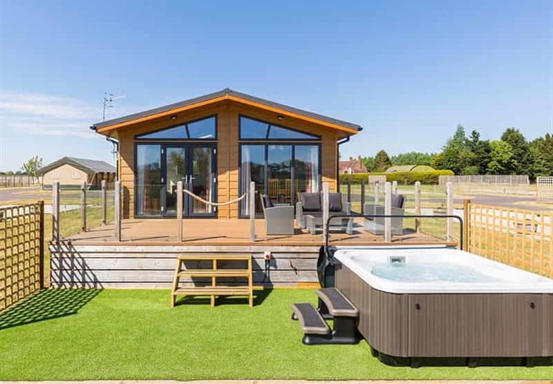 Outside Oak, with its own hot tub at Bowbrook Lodges in Pershore, Worcestershire