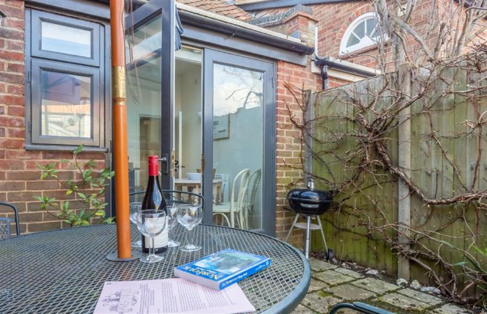 Enclosed courtyard garden with seating at Bracken Cottage, Brancaster Staithe near Kings Lynn
