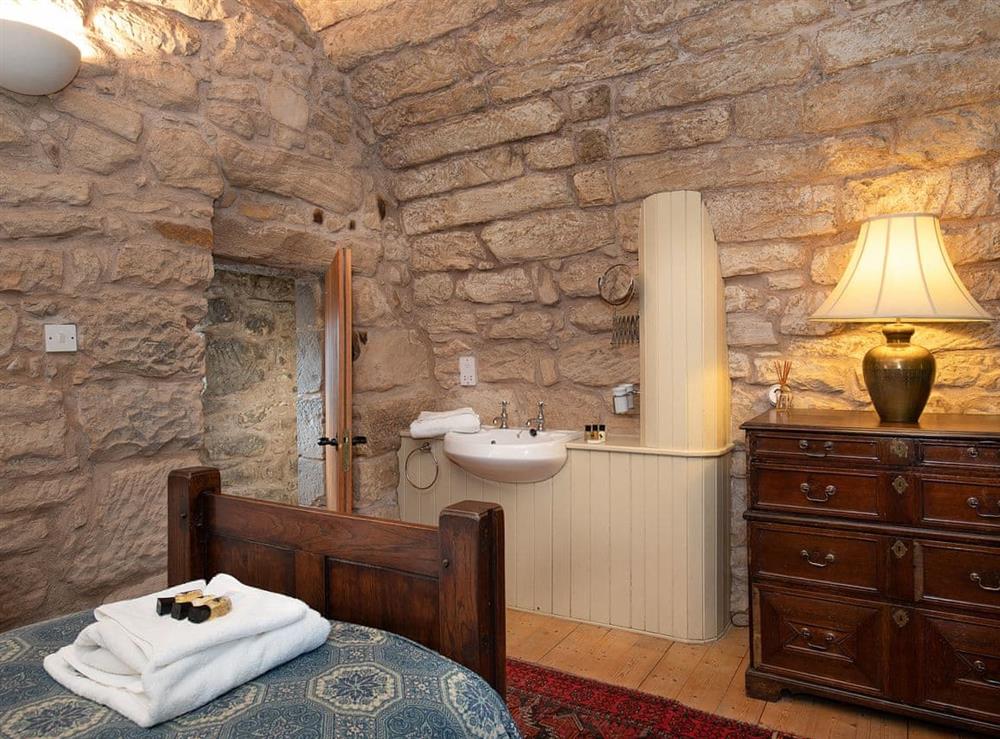 Bedroom boasting washing facilities at Braidwood Castle, 