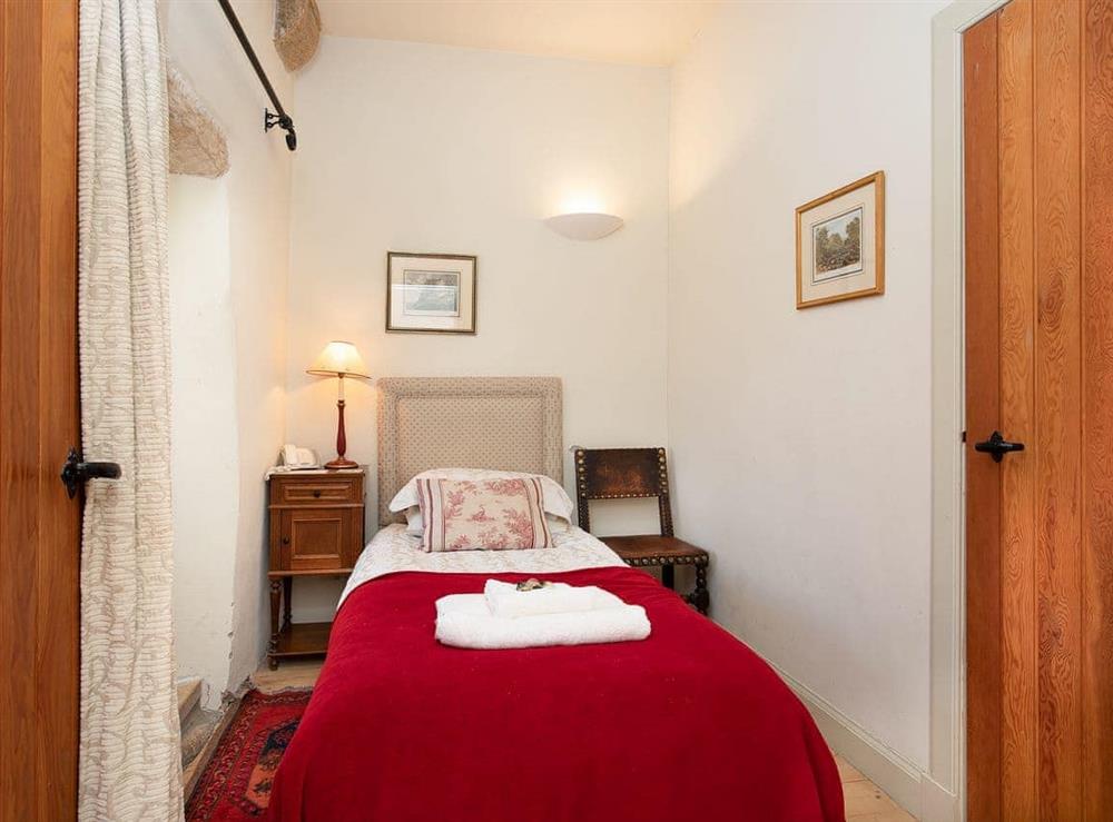 Cosy single bedroom at Braidwood Castle, 