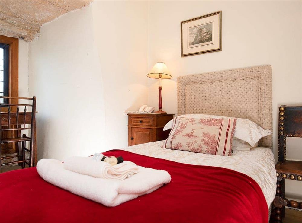 Lovely single bedroom at Braidwood Castle, 