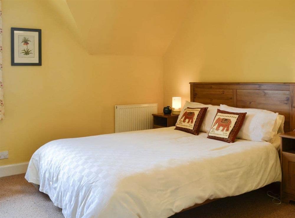 Delightfully romantic double bedroom with en-suite at Bramble Cottage in Meigle, Perthshire