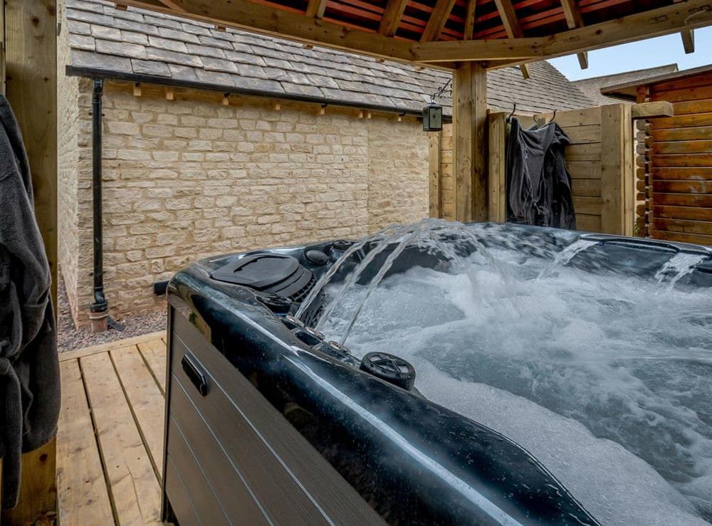 Hot tub at Bramble cottage in South Cerney, near Cirencester, Gloucestershire