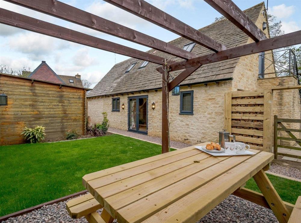 Outdoor eating area at Bramble cottage in South Cerney, near Cirencester, Gloucestershire