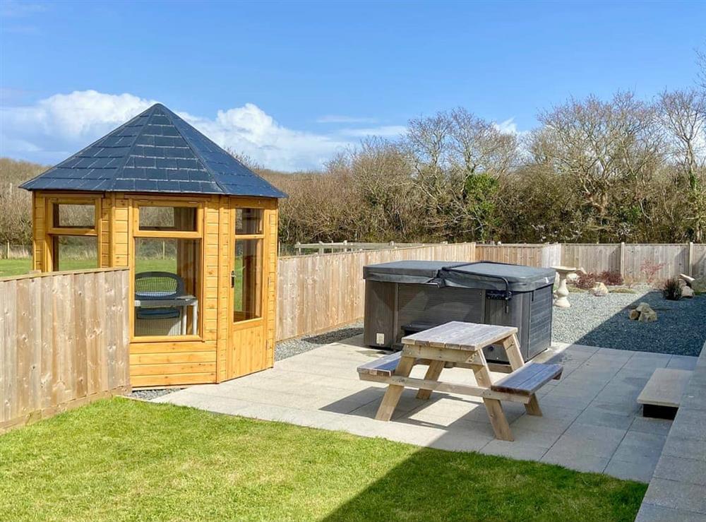 Garden with hot tub and summerhouse at Brambles Cottage in Helston, Cornwall